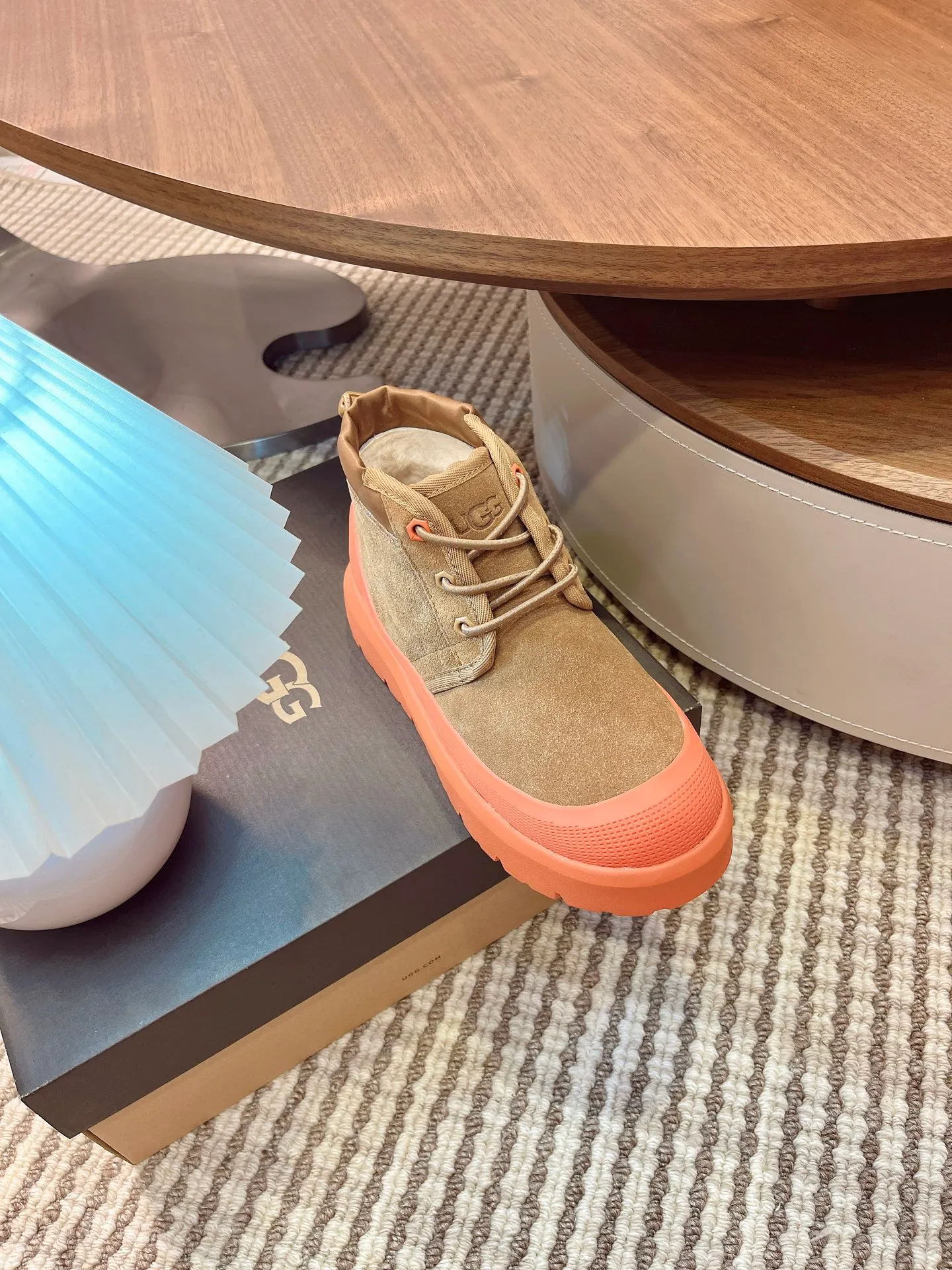 【UGG】 P: 560💰 Couple shoes Size: Women’s size 35-40 / Men’s size 40-44 UGG Tasman Weather Hybrid slip-on snow boots👢 Wang Yibo's same style 👏 adds a large orange sole to the classic Tasman shoe style, functional color contrast design, environmentally friendly waterproof and snowproof material, which has both fashionable and functional attributes. At the same time, it is paired with the new UGG furry shoes Keen's furry color-blocking jacket. Bright orange and maroon collide to create a new light outdoor style and open up a new travel experience in early autumn! Using the best materials, the 17mm fur integrated surface is warmer and breathable, and the outsole is upgraded to a lightweight and wear-resistant light wing technology outsole!